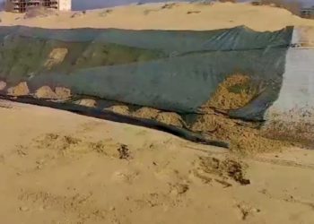 На пляже Анапы уложили новые сети для борьбы с мазутом