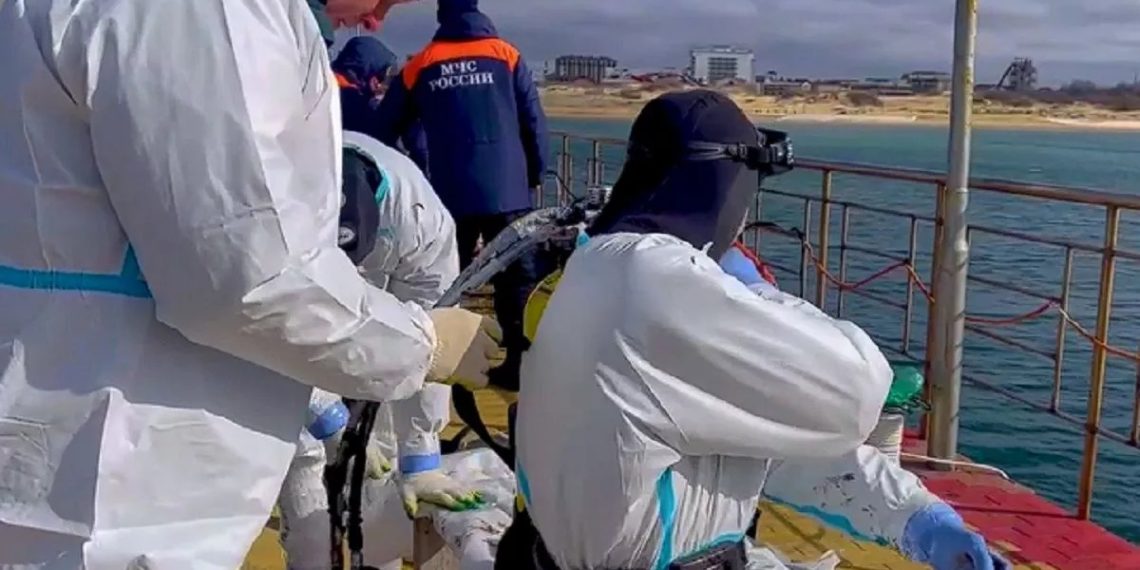 В Анапе спасатели собрали 136 мешков загрязненного грунта