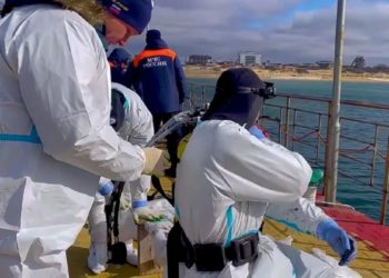 В Анапе спасатели собрали 136 мешков загрязненного грунта