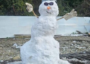 Жители Сочи лепят снеговиков в ответ на редкий снегопад в городе