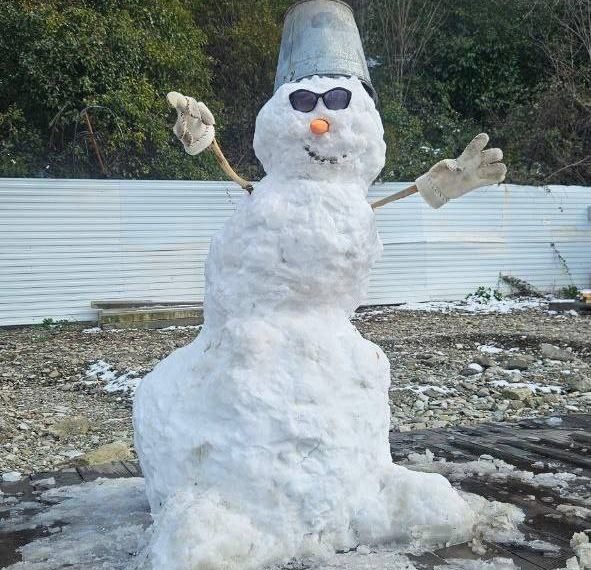 Жители Сочи лепят снеговиков в ответ на редкий снегопад в городе