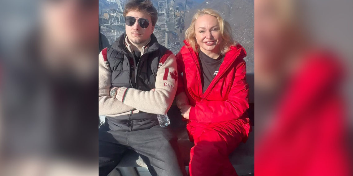 Радиоведущая Алла Довлатова снялась с 20-летним сыном в Сочи