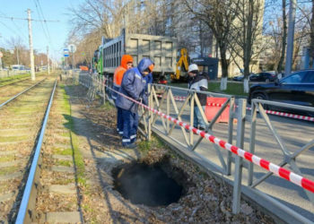 В Краснодаре из-за нового провала грунта остановили движение трамваев