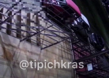 В Краснодаре мужчина со опущенными штанами устроил непристойности на улице