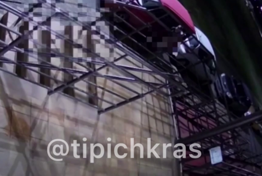 В Краснодаре мужчина со опущенными штанами устроил непристойности на улице