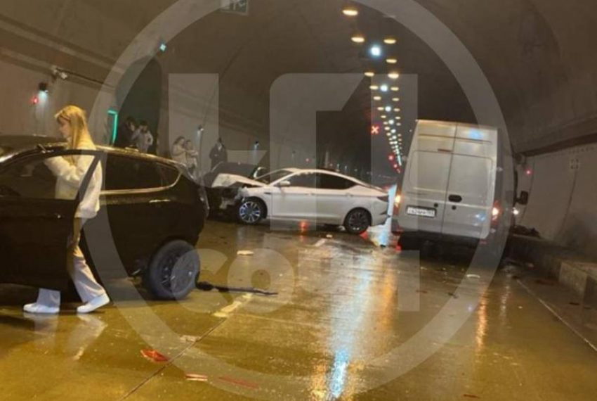 Массовая авария парализовала движение в тоннеле Сочи