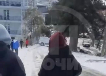 В Сочи автомобиль едва не сбил детей на скользкой дороге