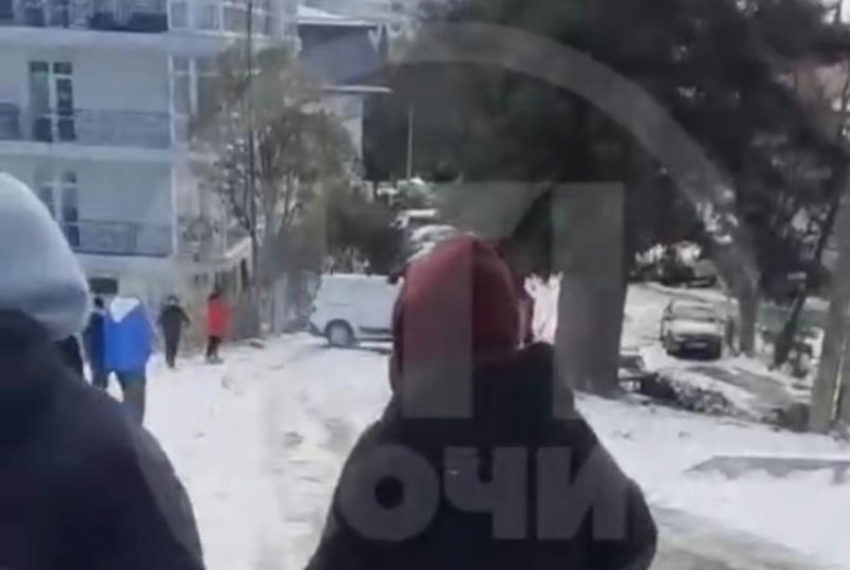 В Сочи автомобиль едва не сбил детей на скользкой дороге