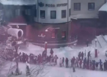 В горах Сочи тысячи туристов выстроились в огромные очереди на подъемник