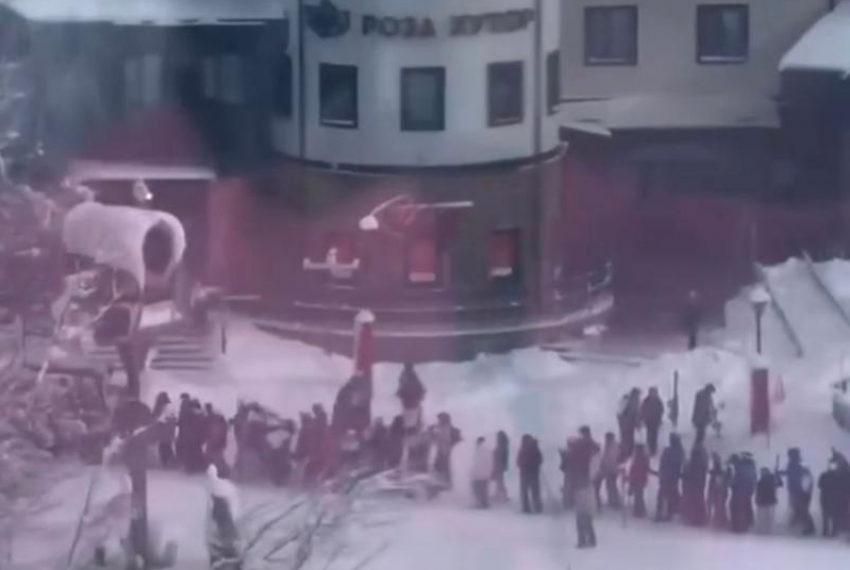В горах Сочи тысячи туристов выстроились в огромные очереди на подъемник