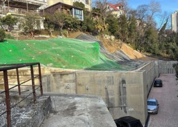 В Сочи починили подпорную стену на оползневом участке улицы Цюрупы