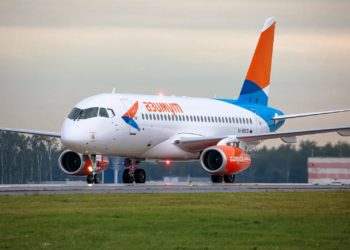 Самолет «Азимута» вернулся обратно в аэропорт Сочи из-за течи топлива