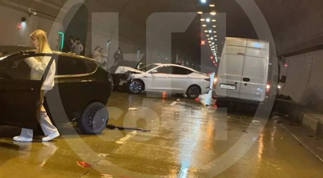 Автомобили массово разворачивали у тоннеля с ДТП в Сочи