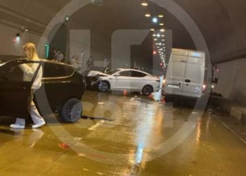 Автомобили массово разворачивали у тоннеля с ДТП в Сочи