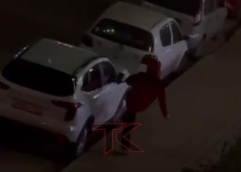 В Краснодаре пьяный мужчина напал на припаркованный автомобиль