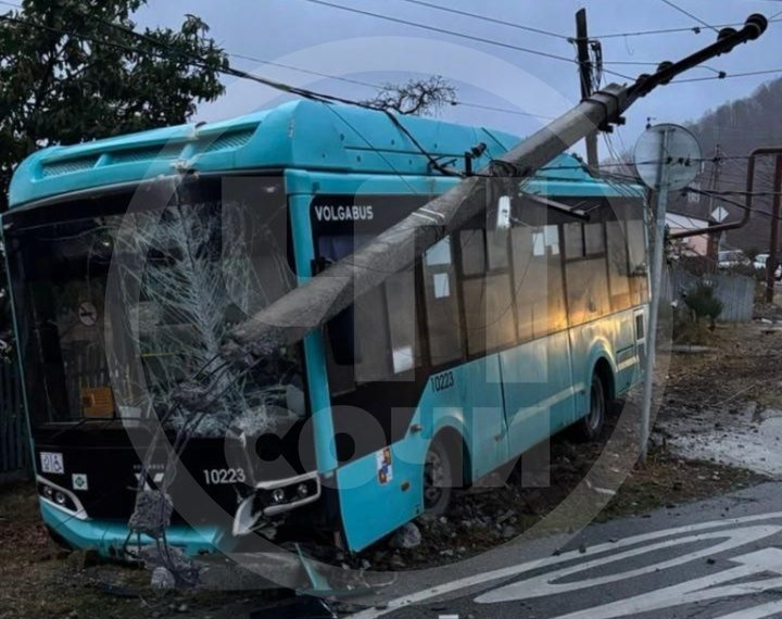 В Сочи автобус оставил поселок без света