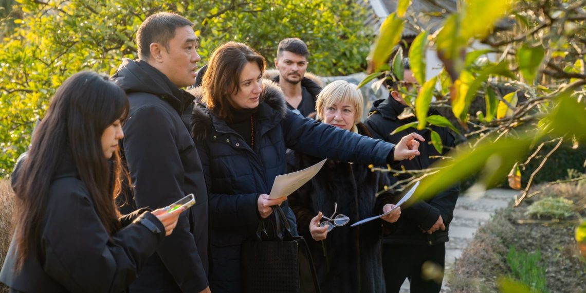 Китайская делегация приехала в Сочи и легендарное «Дерево Дружбы»