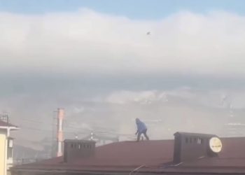 В Новороссийске мужчина во время сильного ветра забрался на крышу пятиэтажки