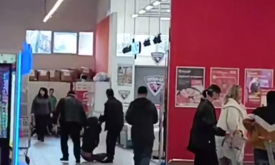 В Сочи охранники избили парня, пытавшегося украсть чипсы