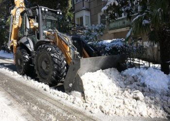 В Сочи расчищают снег: задействовано более 130 машин спецтехники