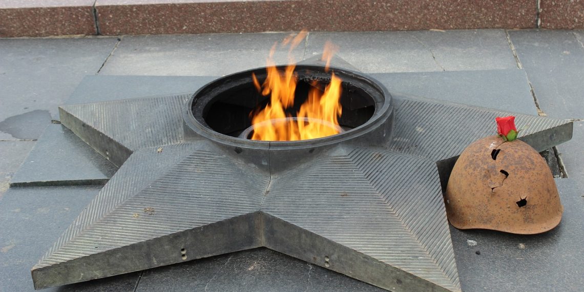 В Апшеронске ищут подростков, гревших ноги на Вечном огне