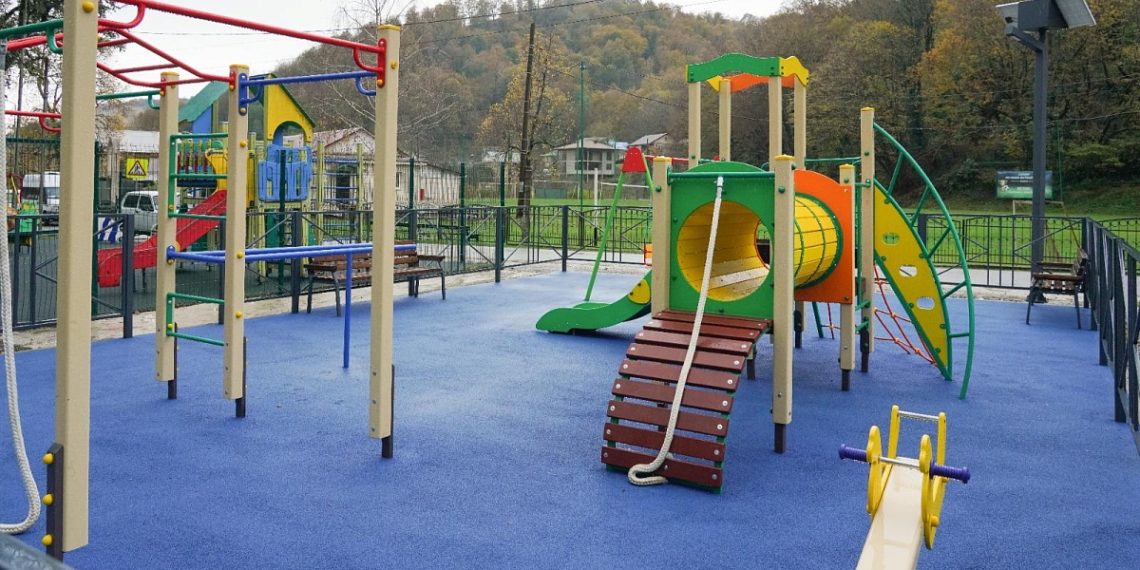 На благоустройство детских и спортивных площадок в Сочи потратят 47 млн рублей