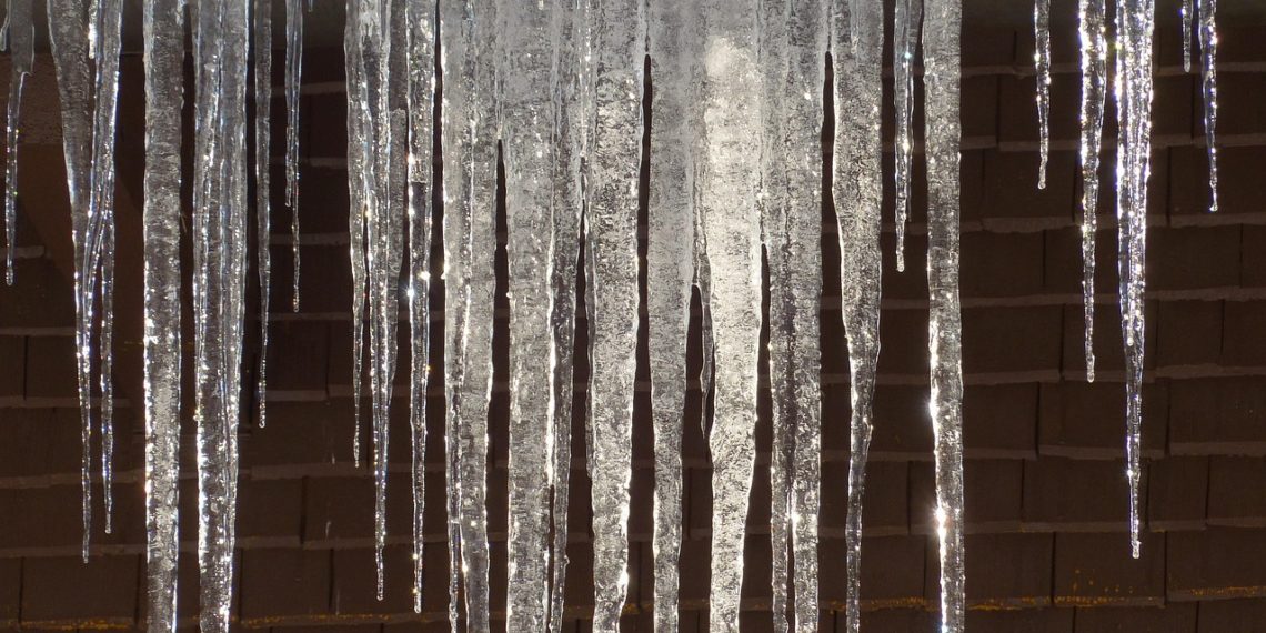 В Краснодаре ледяные стрелы угрожают прохожим на центральных улицах