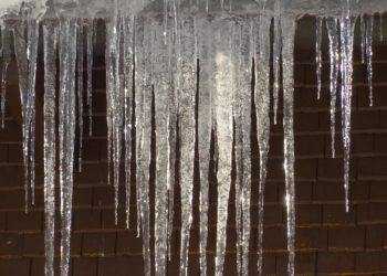 В Краснодаре ледяные стрелы угрожают прохожим на центральных улицах