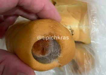 В Краснодаре мужчина купил сосиски в тесте с неожиданным посланием внутри