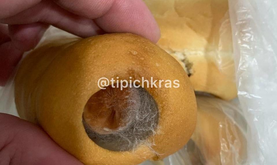 В Краснодаре мужчина купил сосиски в тесте с неожиданным посланием внутри