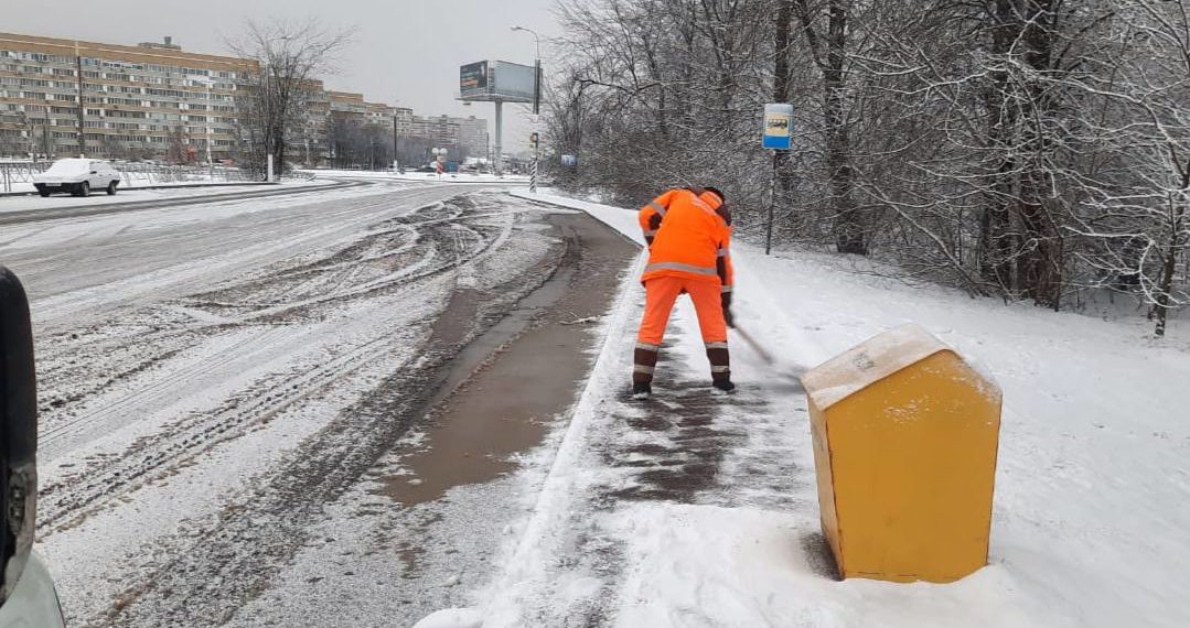 Краснодар завалило снегом, всю ночь дорожники убирали членоподобные рисунки