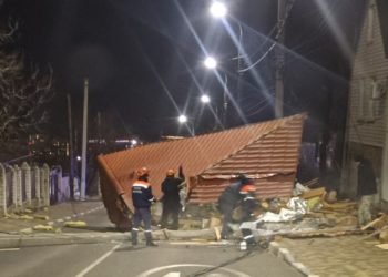 В Новороссийске сорванная ветром крыша сломала столб