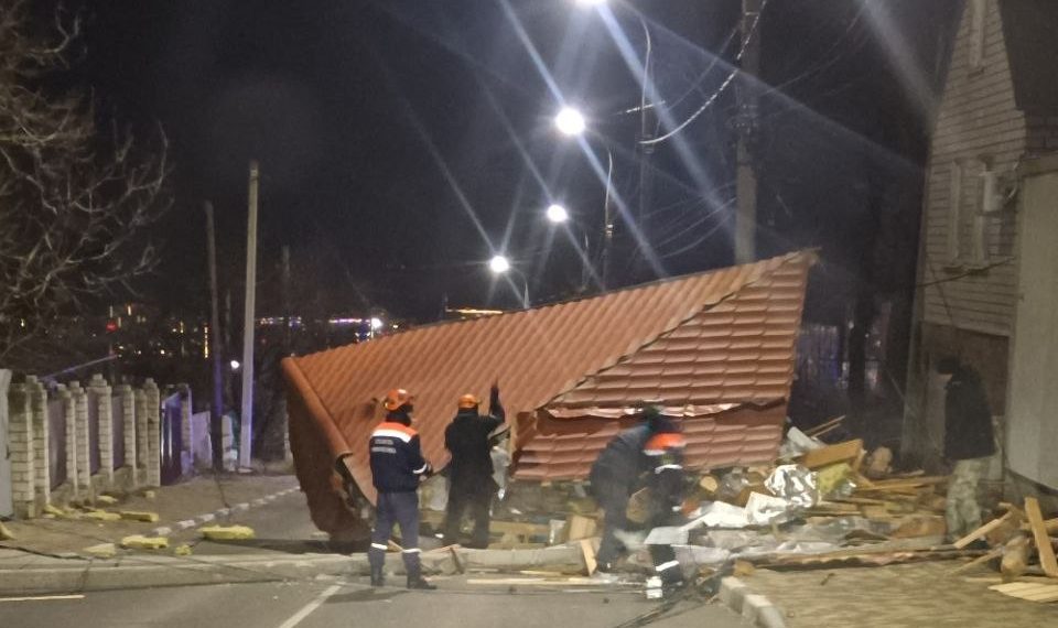 В Новороссийске сорванная ветром крыша сломала столб