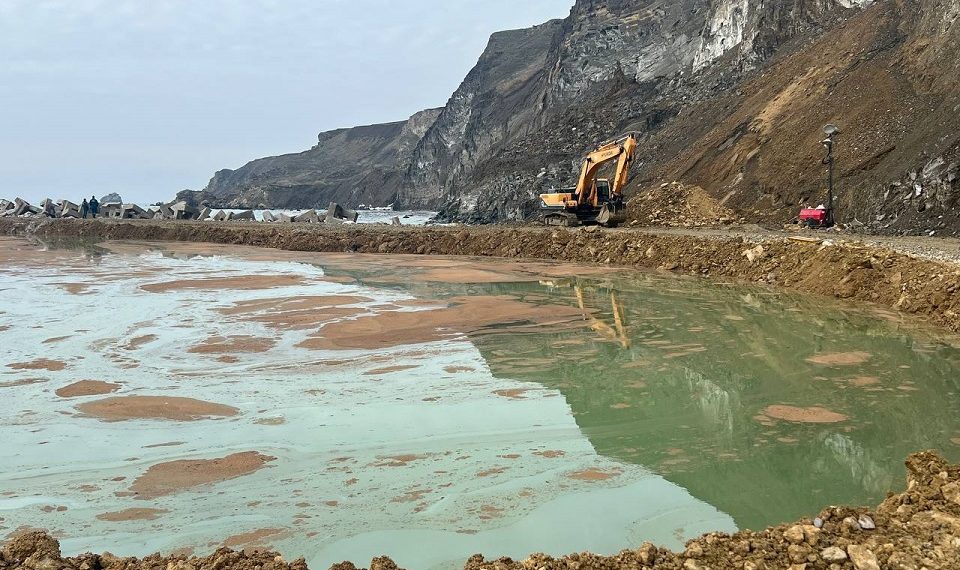 На Кубани собрали более 177 тысяч тонн загрязненного мазутом песка и грунта