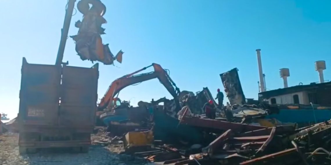 На Кубани продолжают демонтировать корму танкера «Волгонефть-239»