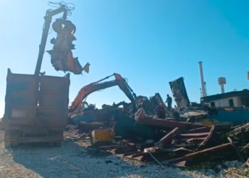 На Кубани продолжают демонтировать корму танкера «Волгонефть-239»