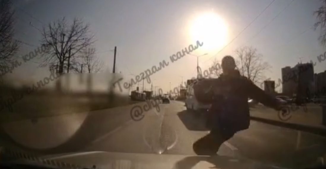 В Краснодаре неадекватный мужчина прыгал на проезжающие авто и попал на видео