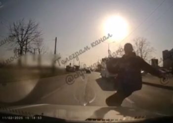 В Краснодаре неадекватный мужчина прыгал на проезжающие авто и попал на видео