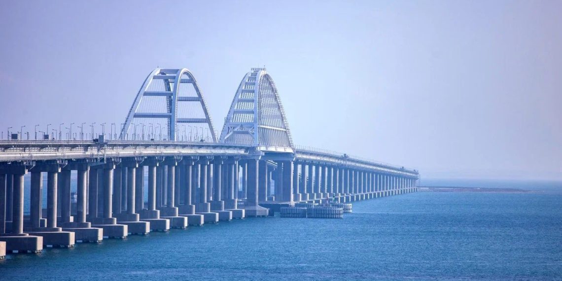 Утром 26 февраля движение на Крымском мосту остановили на время