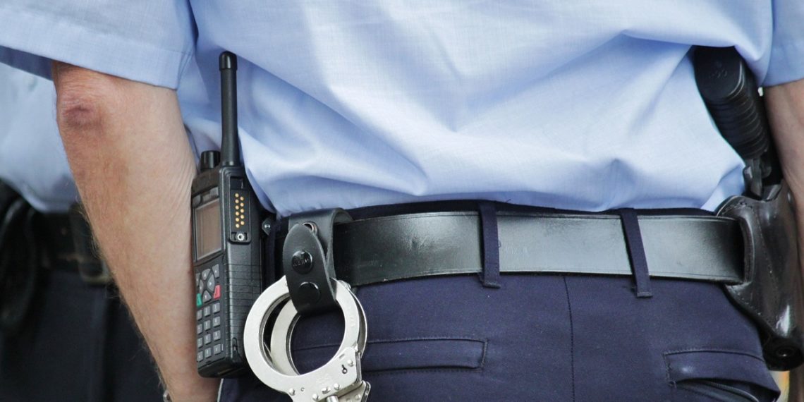 На Кубани полиция разыскивает мужчину в маске, преследовавшего школьников