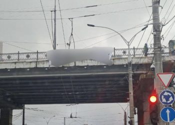 В Краснодаре мужчины повесили на мосту баннер «Власть и нефть. Мазут и смерть»