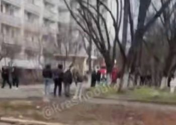 Из горящего общежития в Краснодаре эвакуировали 100 человек