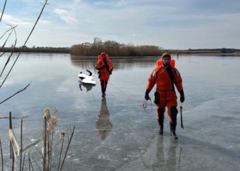 Рыбак погиб после того, как провалился под лед на реке Кирпили