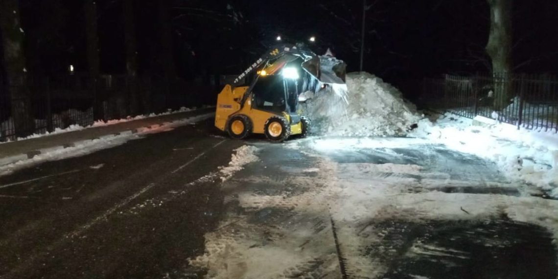 В Сочи от снега активно расчищают дороги и обрабатывают улицы от гололеда