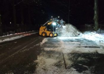 В Сочи от снега активно расчищают дороги и обрабатывают улицы от гололеда