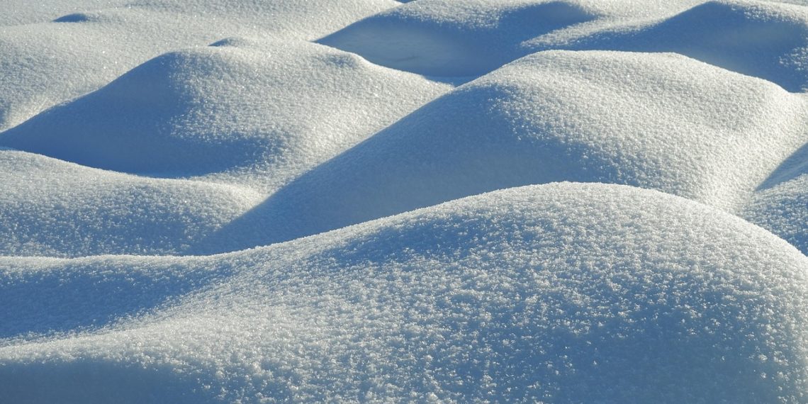 Опасные снежные массы мешают спасательной операции в Сочи