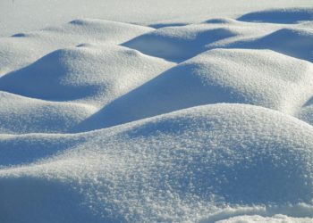 Опасные снежные массы мешают спасательной операции в Сочи