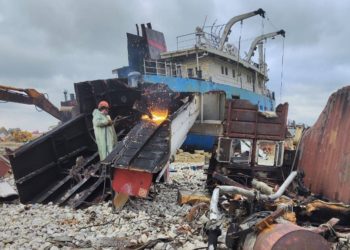 От танкера «Волгонефть» на Кубани вывезли первую партию демонтированного металла