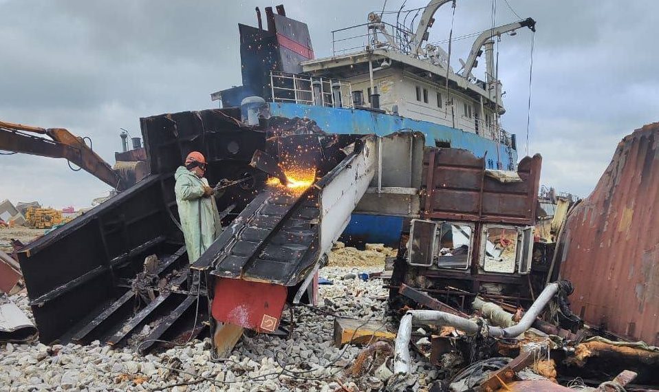 От танкера «Волгонефть» на Кубани вывезли первую партию демонтированного металла