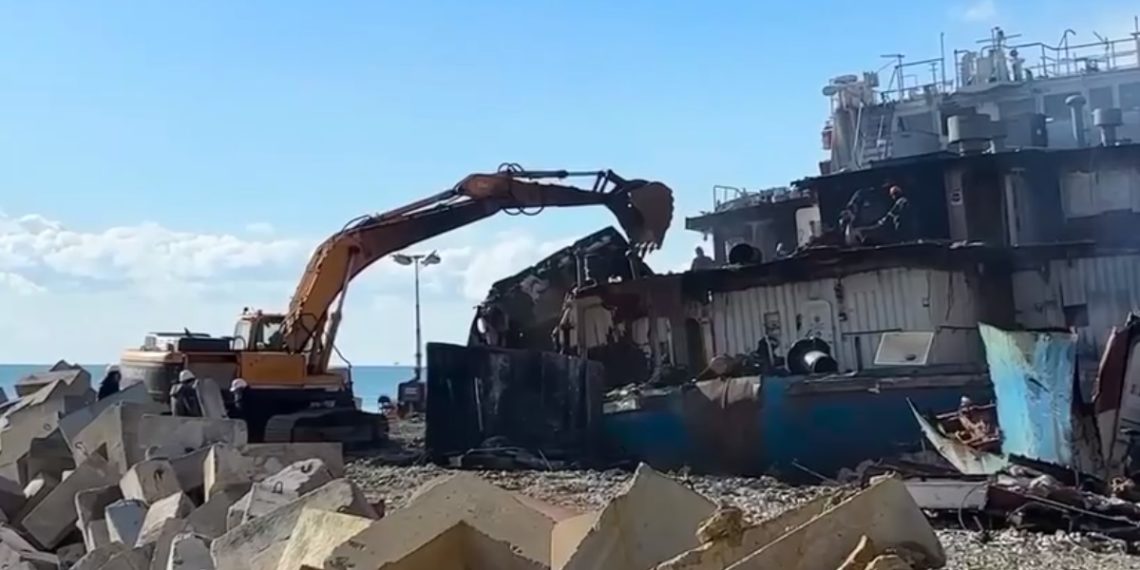 На Кубани демонтируют обшивку танкера «Волгонефть-239»
